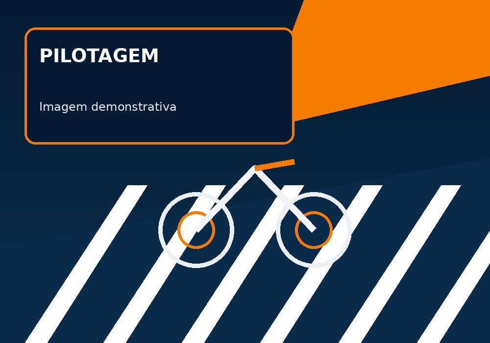 Motociclista realizando exercício de pilotagem em pista